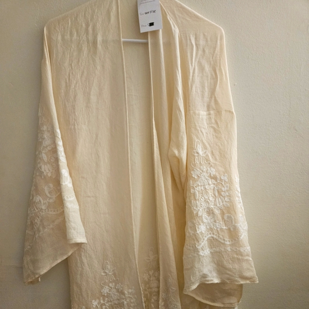 One Size Fits‎ All Elegant Cream Kimono